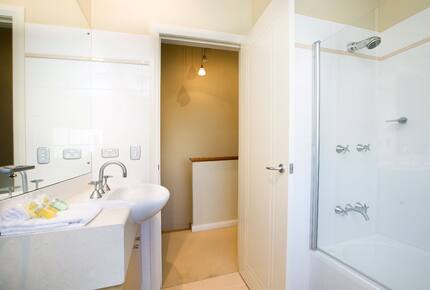 Free-Standing Coastal Retreat Steps from Blueys Beach - Blueys Beach, Australia