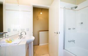 Free-Standing Coastal Retreat Steps from Blueys Beach - Blueys Beach, Australia