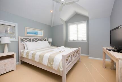 Free-Standing Coastal Retreat Steps from Blueys Beach - Blueys Beach, Australia