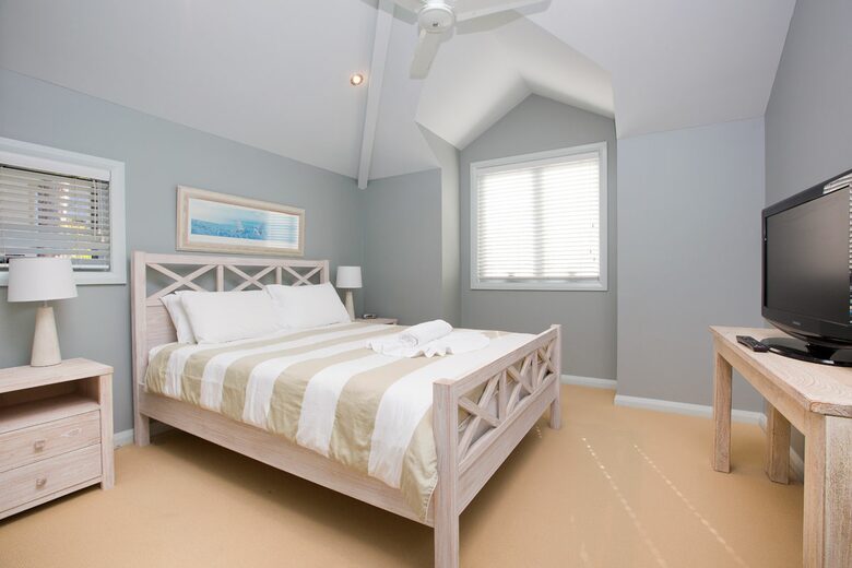 Free-Standing Coastal Retreat Steps from Blueys Beach - Blueys Beach, Australia