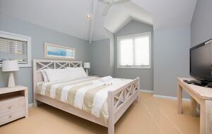 Free-Standing Coastal Retreat Steps from Blueys Beach - Blueys Beach, Australia