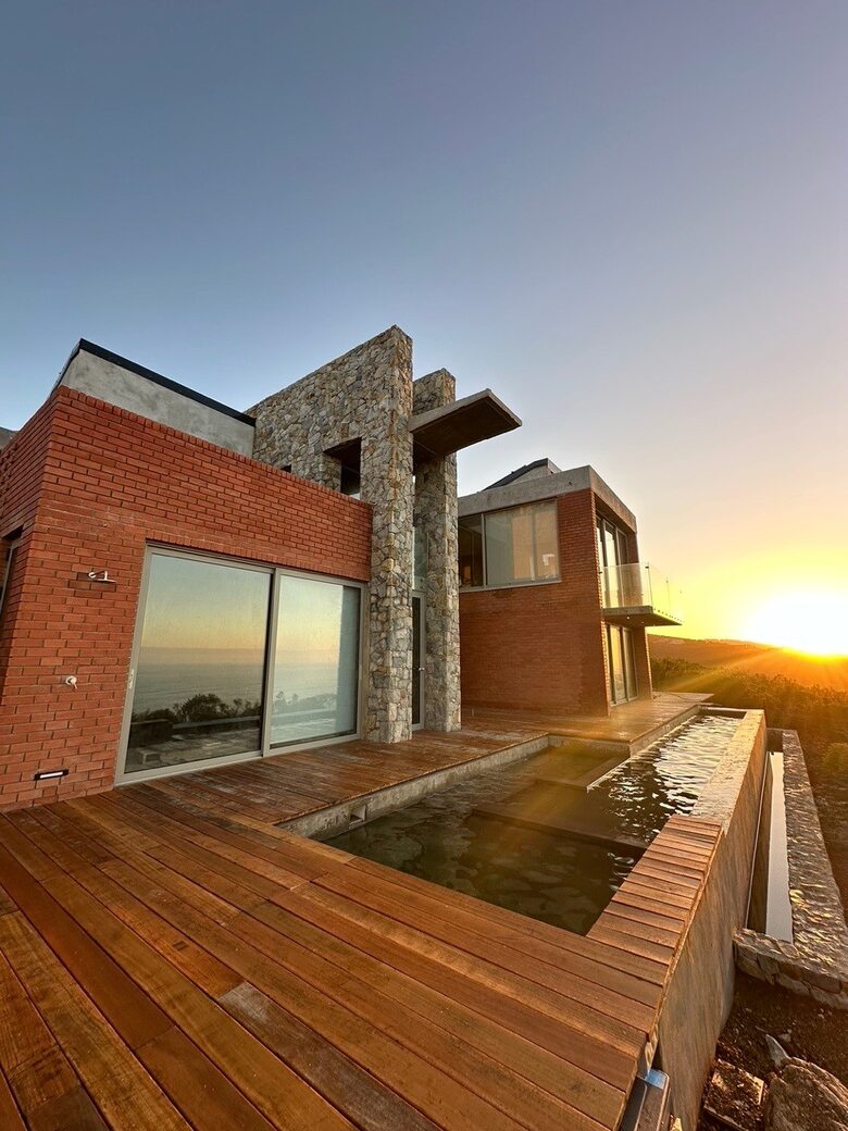 RROAR - Luxury Living on the Rocks - Herolds Bay, South Africa