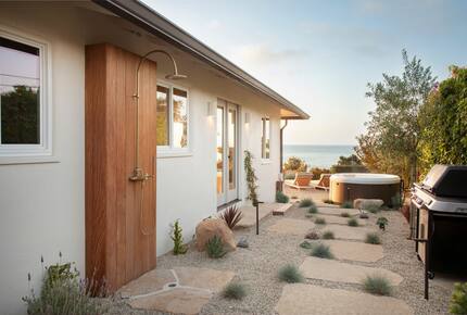 side yard w/outdoor shower, bbq and hot tub