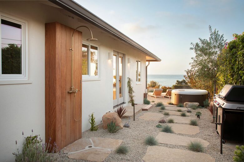 side yard w/outdoor shower, bbq and hot tub