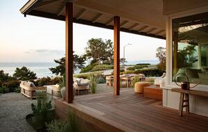 view of backyard from entry