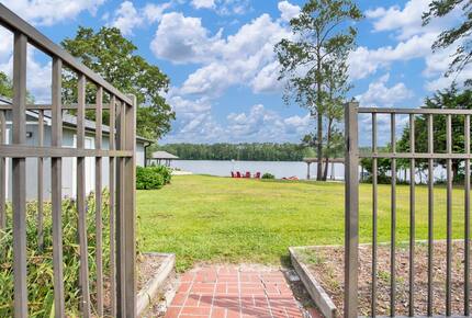 Parkton Waterfront Retreat - Parkton, North Carolina