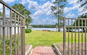 Parkton Waterfront Retreat - Parkton, North Carolina