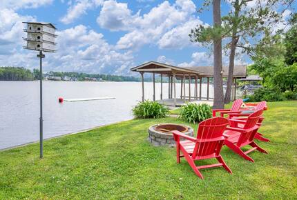 Lakefront living at it's best! Enjoy the dock and the floating mat