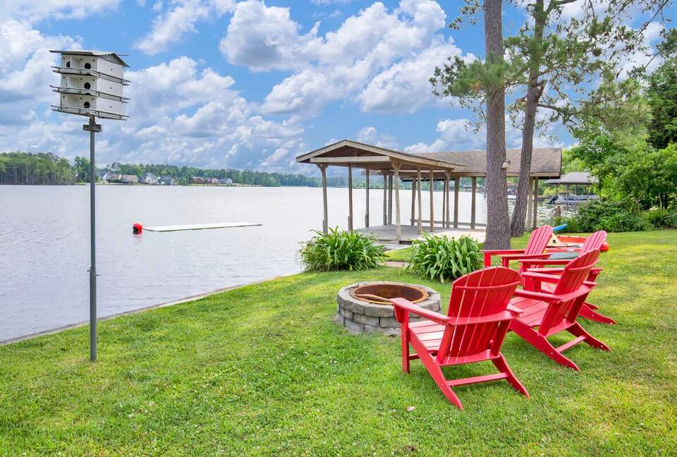 Lakefront living at it's best! Enjoy the dock and the floating mat