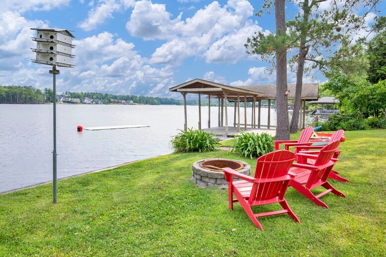 Lakefront living at it's best! Enjoy the dock and the floating mat