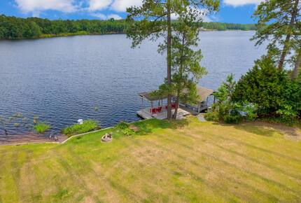 Parkton Waterfront Retreat - Parkton, North Carolina