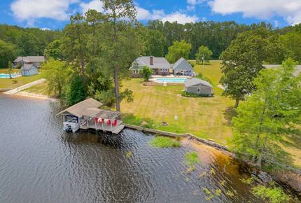 Parkton Waterfront Retreat - Parkton, North Carolina