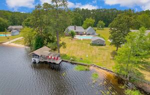 Parkton Waterfront Retreat - Parkton, North Carolina