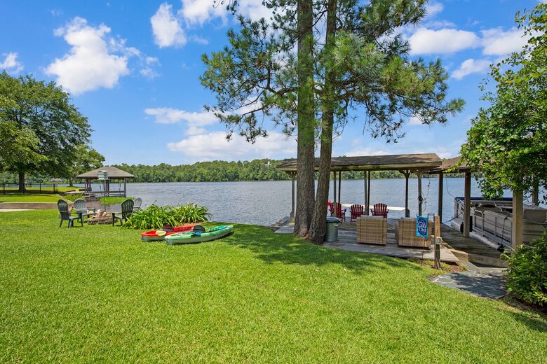 Parkton Waterfront Retreat - Parkton, North Carolina