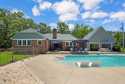 Parkton Waterfront Retreat - Parkton, North Carolina