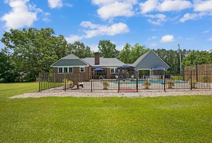 Parkton Waterfront Retreat - Parkton, North Carolina