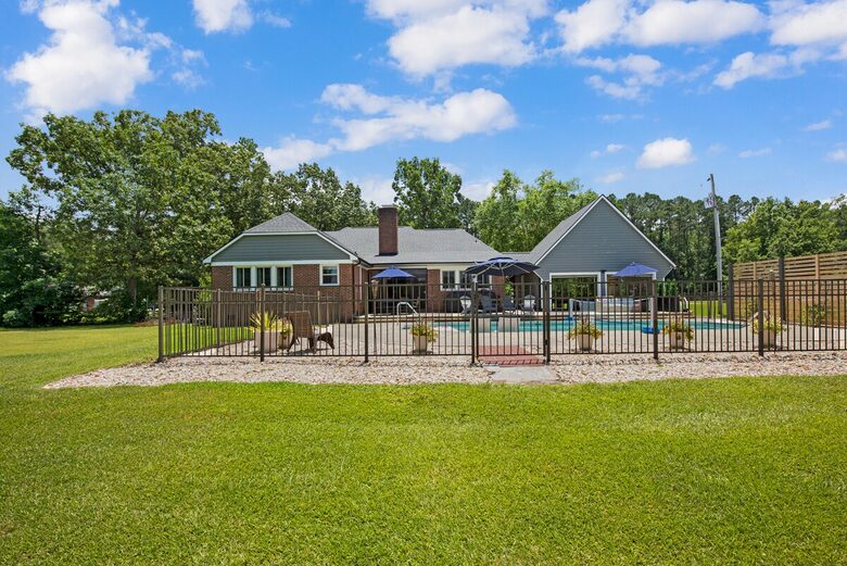 Parkton Waterfront Retreat - Parkton, North Carolina