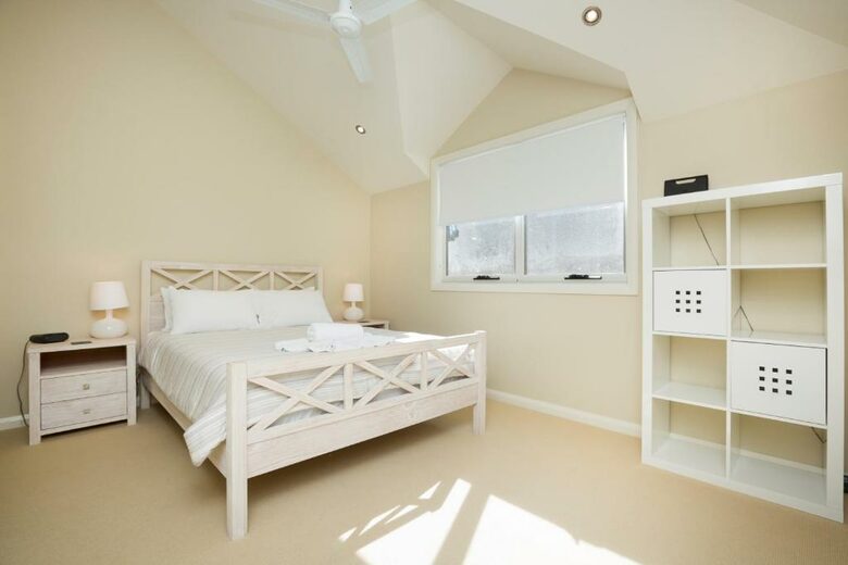 Free-Standing Coastal Retreat Steps from Blueys Beach - Blueys Beach, Australia