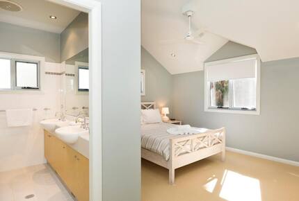 Free-Standing Coastal Retreat Steps from Blueys Beach - Blueys Beach, Australia