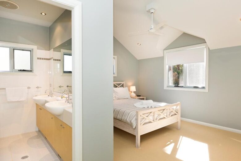 Free-Standing Coastal Retreat Steps from Blueys Beach - Blueys Beach, Australia