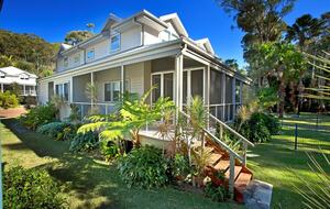 Free-Standing Coastal Retreat Steps from Blueys Beach - Blueys Beach, Australia