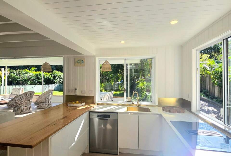 Designer Beach House Steps from Cylinder Beach - Point Lookout, Australia