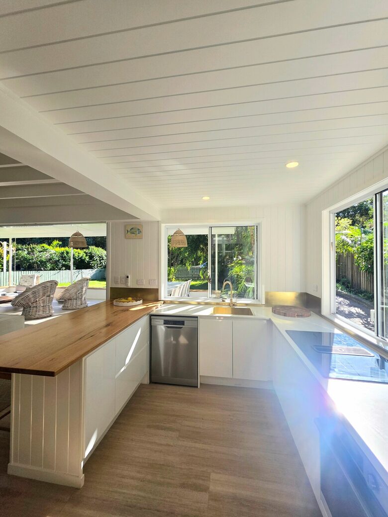 Designer Beach House Steps from Cylinder Beach - Point Lookout, Australia