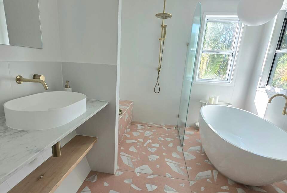 Designer Beach House Steps from Cylinder Beach - Point Lookout, Australia