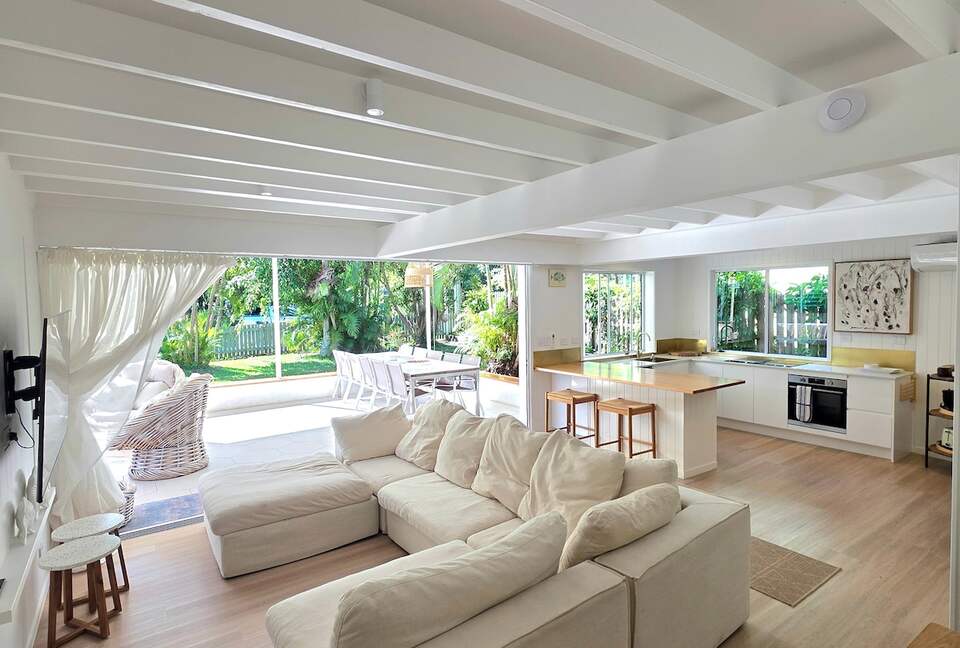 Designer Beach House Steps from Cylinder Beach - Point Lookout, Australia