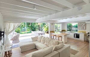 Designer Beach House Steps from Cylinder Beach - Point Lookout, Australia