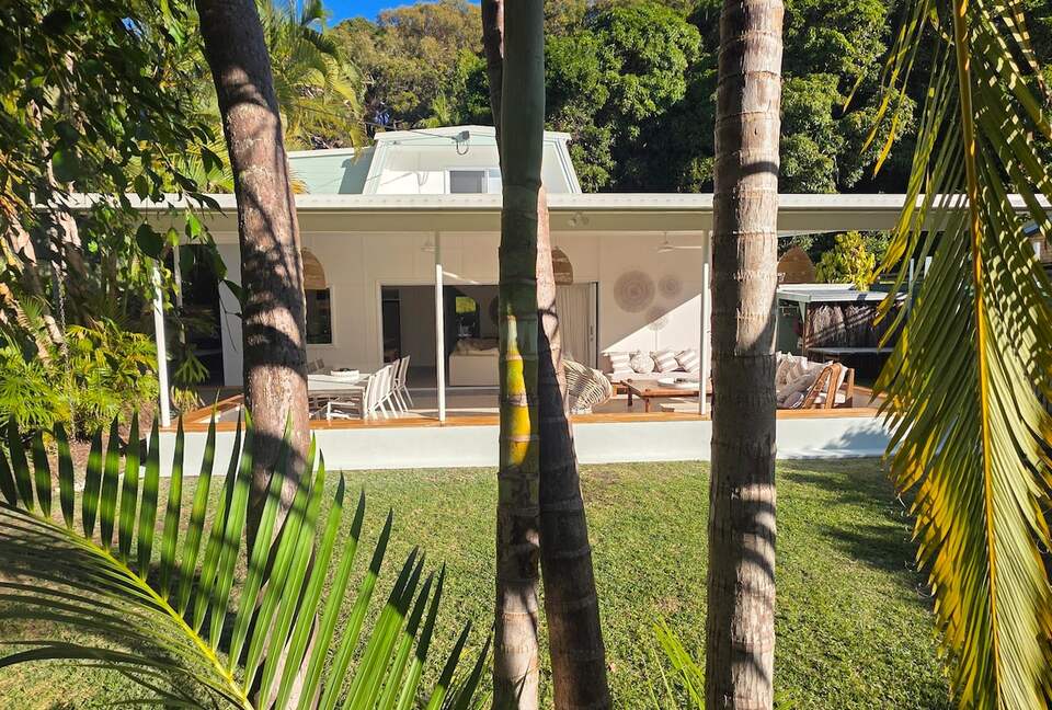 Designer Beach House Steps from Cylinder Beach - Point Lookout, Australia