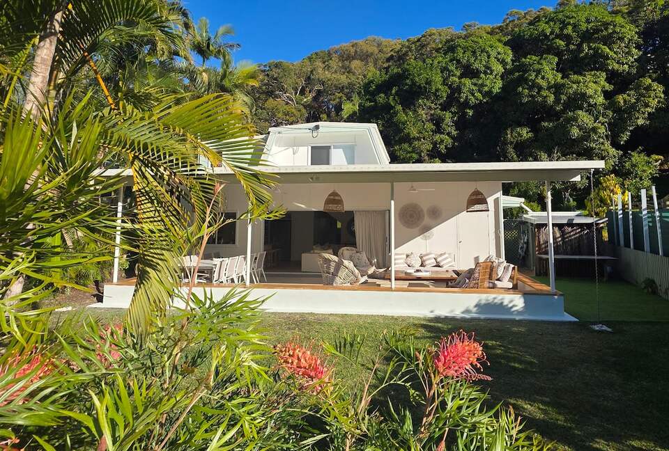 Designer Beach House Steps from Cylinder Beach - Point Lookout, Australia