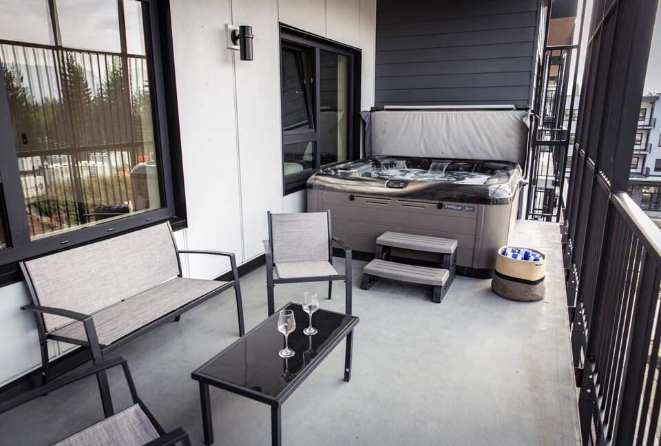 Revelstoke Mountain View Penthouse - Revelstoke, Canada