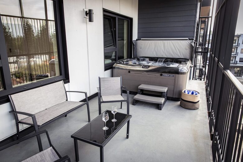 Revelstoke Mountain View Penthouse - Revelstoke, Canada