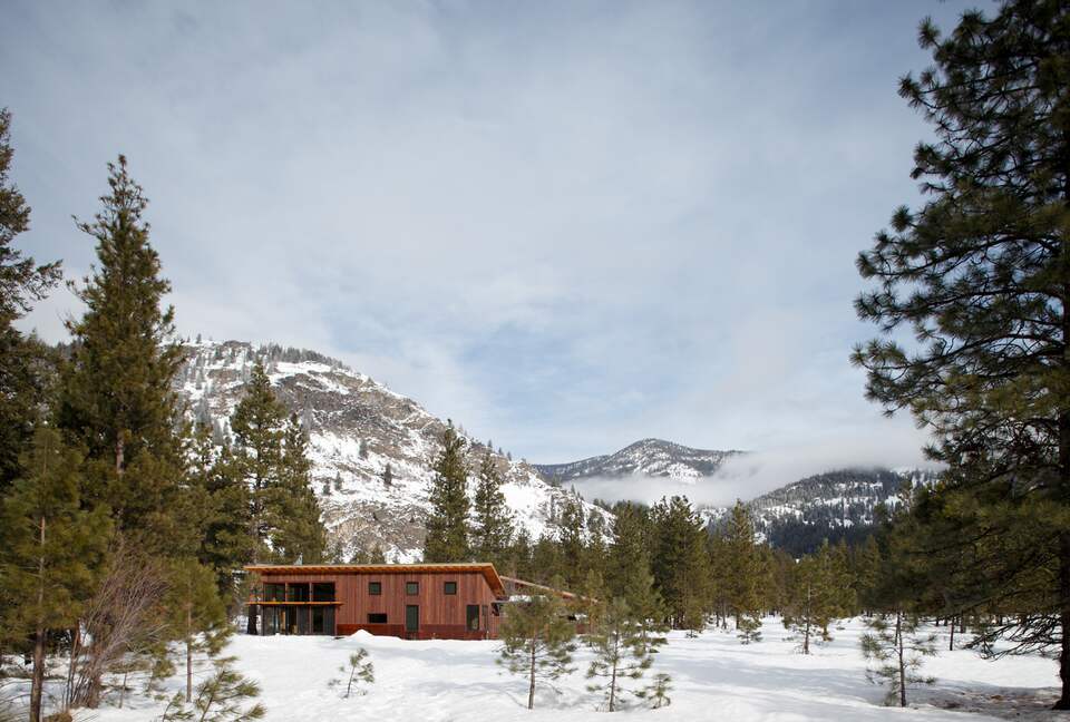 Modern Mountain Retreat with Trailside Access - Mazama, Washington