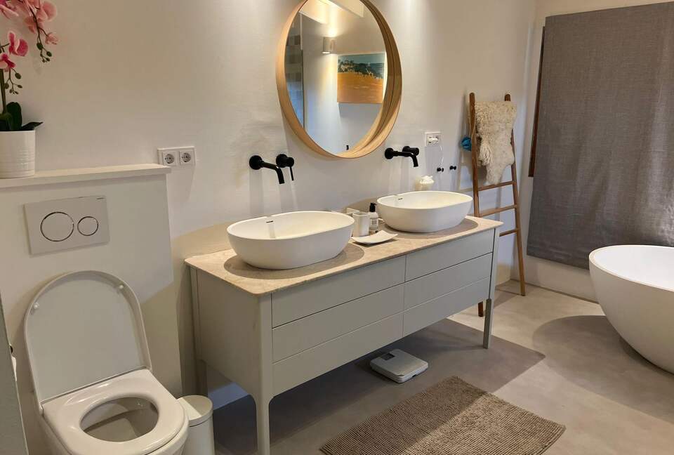 Exquisite Balearic Villa with Lush Gardens & Elevated Amenities - Calvià, Mallorca, Spain