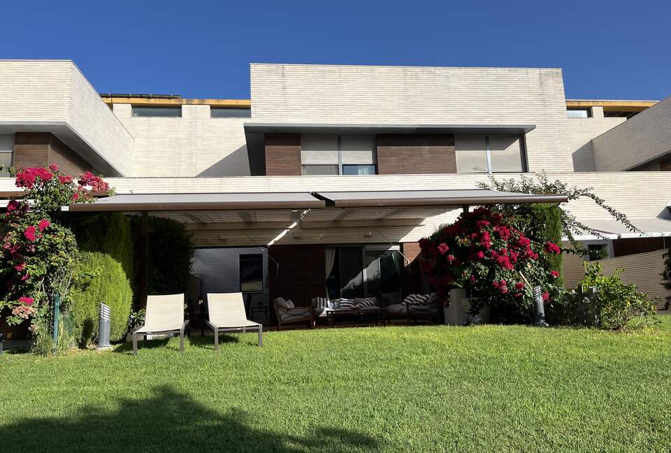 Contemporary Apartment Framed by Lush Gardens - El Puerto de Santa María, Spain