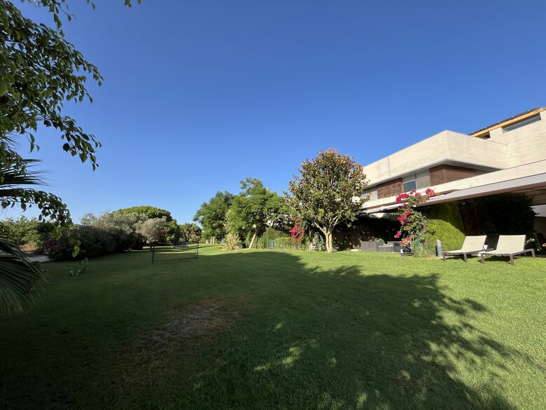 Contemporary Apartment Framed by Lush Gardens - El Puerto de Santa María, Spain