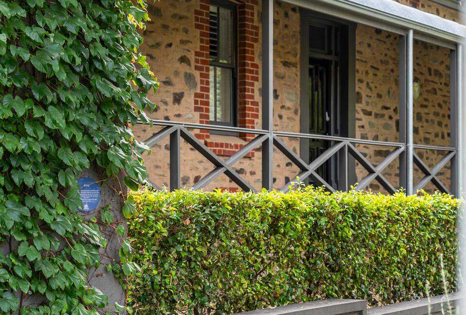 Beautifully elevated and astonishingly stylish Adelaide Home - Adelaide, Australia