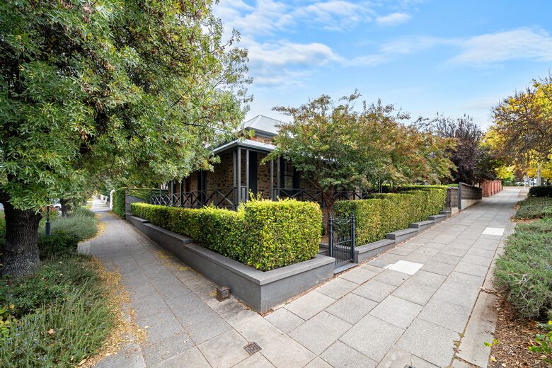 Beautifully elevated and astonishingly stylish Adelaide Home - Adelaide, Australia