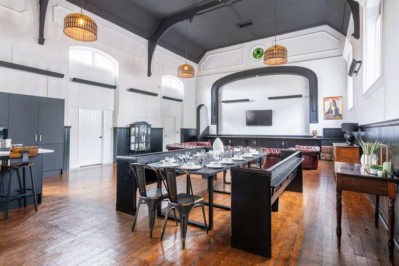 Elegant 18th-Century Hall with Modern Comforts - Edwinstowe, United Kingdom