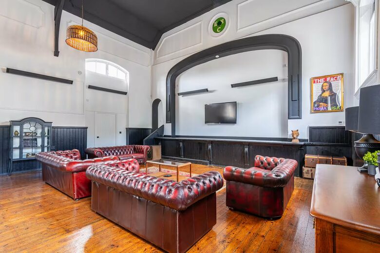 Elegant 18th-Century Hall with Modern Comforts - Edwinstowe, United Kingdom