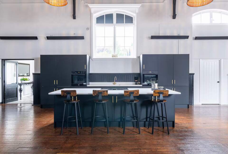 Elegant 18th-Century Hall with Modern Comforts - Edwinstowe, United Kingdom