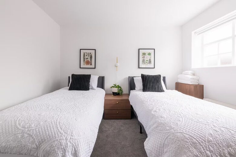 Elegant 18th-Century Hall with Modern Comforts - Edwinstowe, United Kingdom