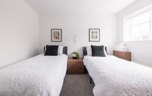 Elegant 18th-Century Hall with Modern Comforts - Edwinstowe, United Kingdom