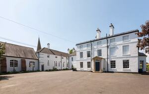 Elegant 18th-Century Hall with Modern Comforts - Edwinstowe, United Kingdom