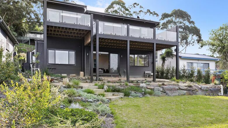 Contemporary Coastal Living in the Heart of Lorne - Lorne, Australia