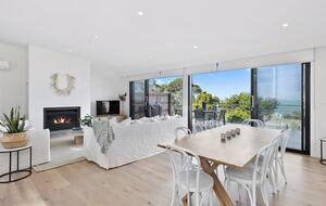 Contemporary Coastal Living in the Heart of Lorne - Lorne, Australia