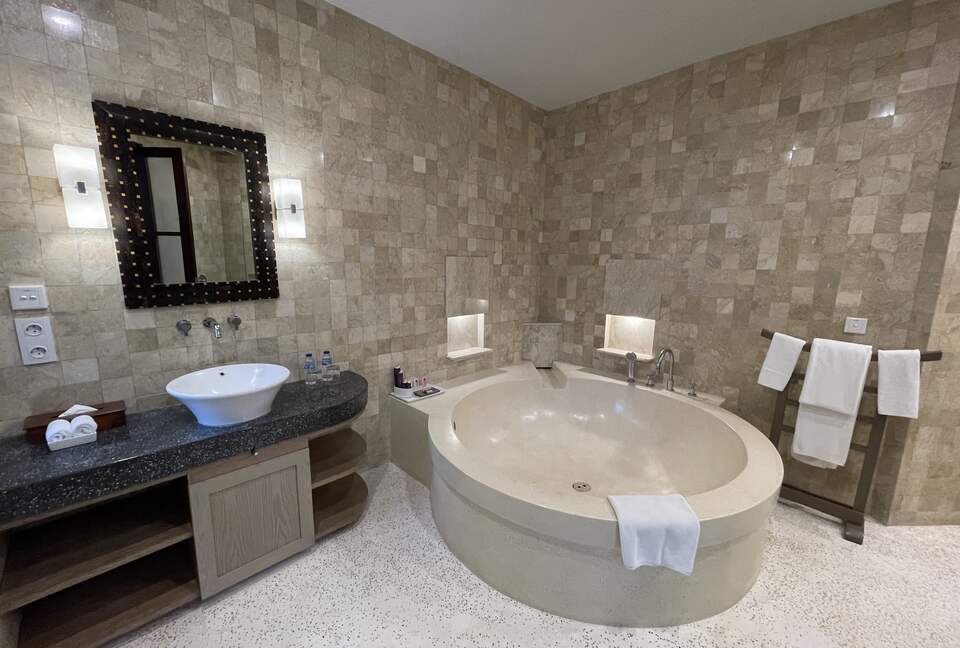 Elegant Jimbaran Retreat with Resort Amenities & Lush Privacy - Jimbaran Bay, Indonesia