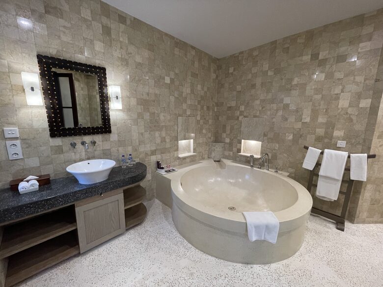 Elegant Jimbaran Retreat with Resort Amenities & Lush Privacy - Jimbaran Bay, Indonesia